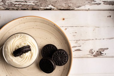 Ahşap bir masada mascarpone ile nefis bir bisküvi