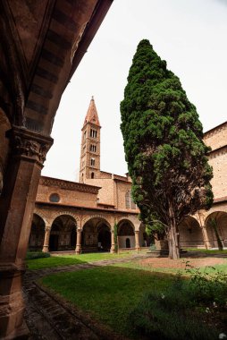 Bir manastırın iç bahçesinin dikey görüntüsü..