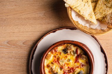 Ahşap bir masada sebzeli nefis provolone peynirinin yakın çekimi.