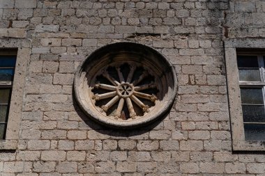 Karadağ 'ın Kotor kentindeki bir binada dairesel eski bir Türk pencere tasarımının fotoğrafı