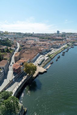 Portekiz 'in Oporto şehrindeki Douro Nehri' nin dikey görüntüsü.