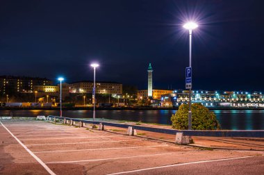İsveç 'in Göteborg şehrinde gece vakti boş bir park yeri.