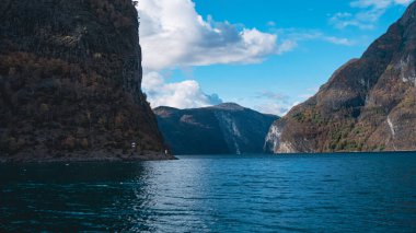 Norveç, Gudvangen 'de dağlarla çevrili güzel bir nehir manzarası.