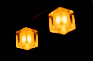 Aydınlatılmış altın lambaların yakın çekimi.