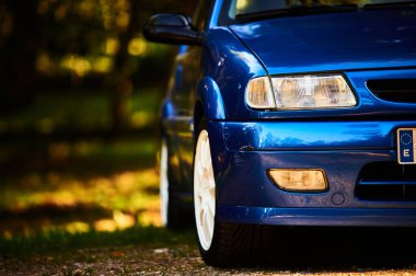 Citroen saksafon arabasının beyaz tekerlekleri olan bir parçasının yüzeysel odak noktası.