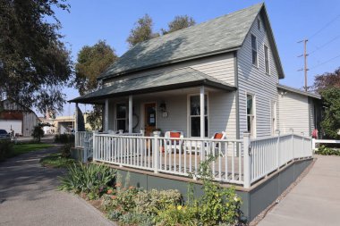 Küçük tarihi bir evin cephesi Walla Walla, Washington 'da bir şaraphaneye dönüştü.