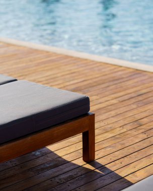 Yunanistan 'da yaz aylarında sonsuz havuzun dikey çekimi