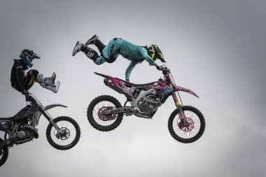 Milan 'daki Eicma fuarı sırasında iki pervasız pilot havada akrobatik numaralar yapıyor.
