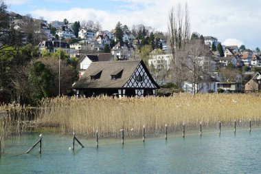 Göl kıyısındaki evlerin mavi gökyüzünün altında