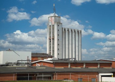 Güneşli bir günde DLG kulesinin üzerindeki bulutlu mavi gökyüzü Struer