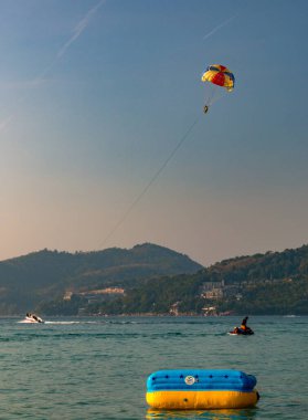 Bazı insanlar Phuket, Tayland 'da güneşin tadını çıkarıyorlar.