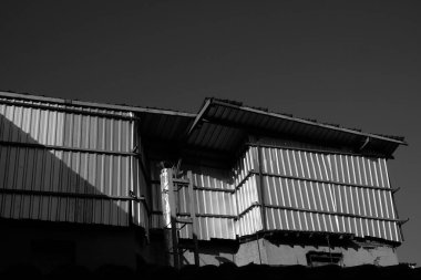 Terk edilmiş konteynırların gri tonlu görüntüsü