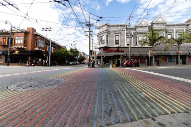 Castro Bölgesi, San Francisco, ABD 'de eşcinsel gurur bayrağı renkleriyle boyanmış bir cadde.