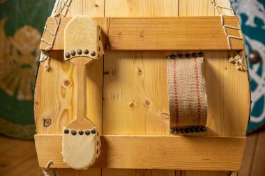 Eski bir ortaçağ kalkanının arka görüntüsü.