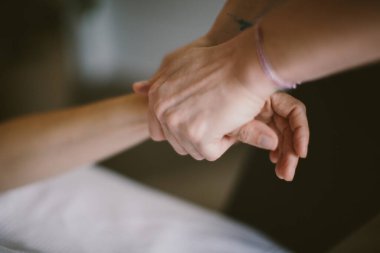 El masajına yakın çekim.