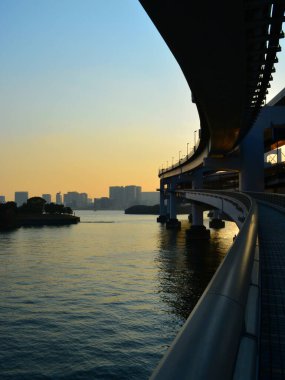 Tokyo, Japonya 'daki bir köprüden Odaiba bölgesinin dikey görüntüsü
