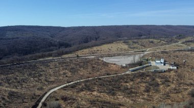 Romanya 'nın Arges ilçesindeki Valcelele köyündeki araba pistinin hava görüntüsü