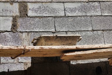 Gündüz vakti şantiyede.