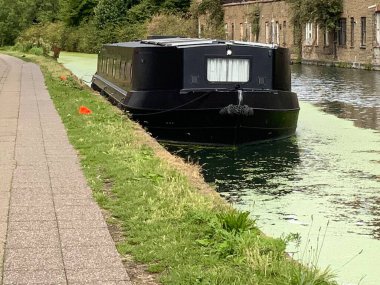 Tekne, Little Venice, Londra, İngiltere 'deki kanala yanaştı.