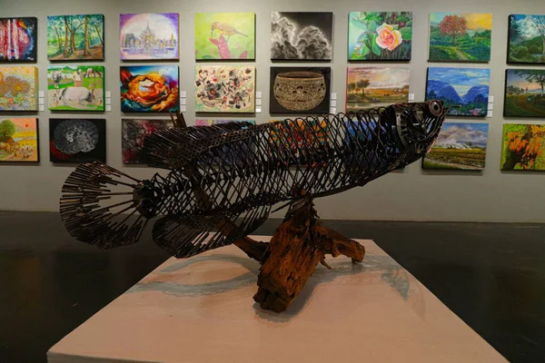Nahaufnahme Einer Skulptur Eines Fischskeletts Der Art Bridge Gallery Chiang — Stockfoto