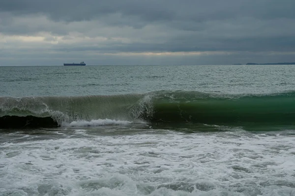 Bulutlu Bir Havada Engin Okyanus Dalgalarının Manzarası — Stok fotoğraf