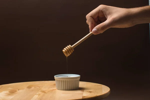 Капающий Мёд Деревянная Ложка Темном Фоне — стоковое фото