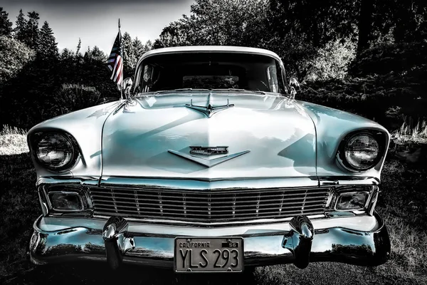 Uma Vista Frontal Carro Chevrolet Clássico Estacionado Heavy Metal Vintage — Fotografia de Stock