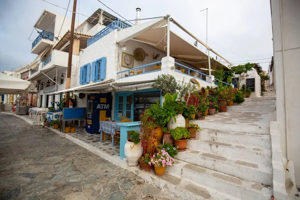 希腊海德拉的一家小村庄商店和有盆栽植物的小店 — 图库照片