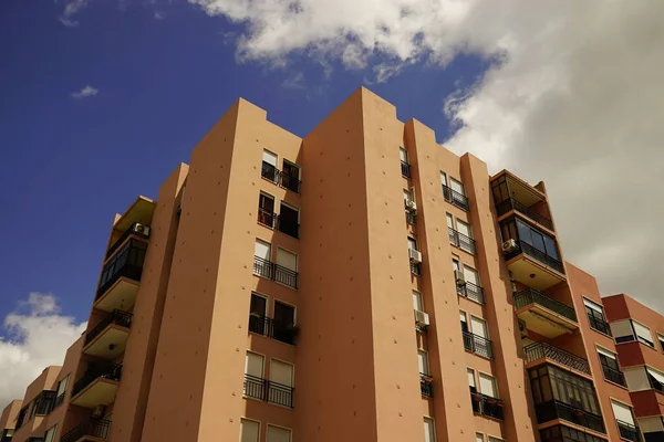 Vista Del Edificio Residencial Naranja Contra Cielo Azul —  Fotos de Stock