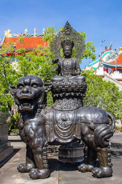 Buddhistische Mönche Skulptur Vor Einem Chinesischen Tempel Viharn Sien District — Stockfoto