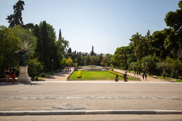 그리스의 히드라 공원을 거닐고 관광객들의 — 스톡 사진