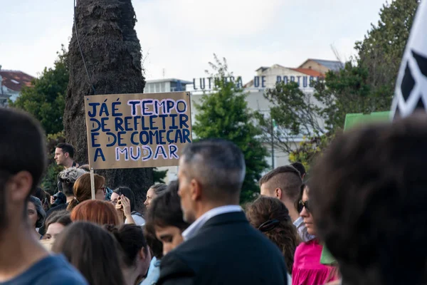 Människor Som Håller Upp Skyltar Protesterar Mot Klimatförändringarna Gatorna Porto — Stockfoto