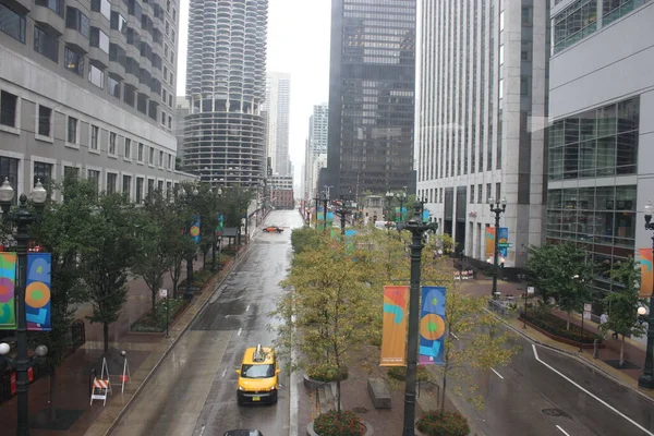 Eine Aufnahme Von Straßen Zwischen Wolkenkratzern Chicago Usa Einem Regnerischen — Stockfoto