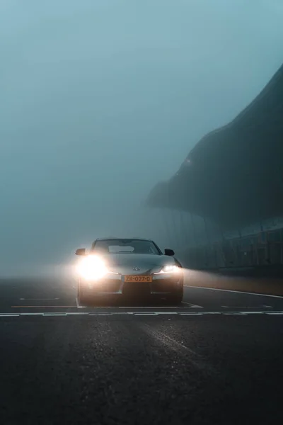 オランダ アッセンの霧の中で道路上のトヨタスープラGr車の垂直ショット — ストック写真