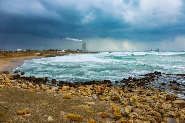 Een Prachtig Uitzicht Atlantische Oceaan Kust Met Een Rokende Achtergrond — Stockfoto