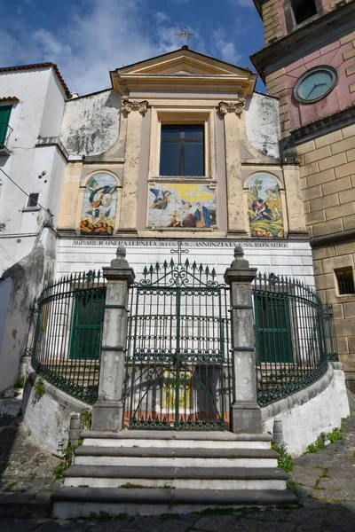 Vertikální Záběr Fasády Kostela San Giovanni Battista Proslulého Svými Keramickými — Stock fotografie