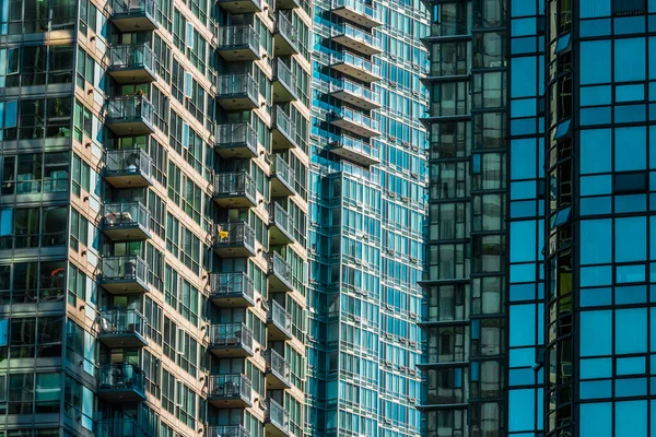 Ein Faszinierender Blick Auf Hohe Moderne Wolkenkratzer Mit Blauem Motiv — Stockfoto