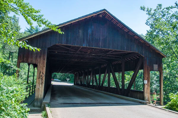 Brillante Día Verano Campo Con Puente Cubierto Madera Ohio Estados — Foto de Stock