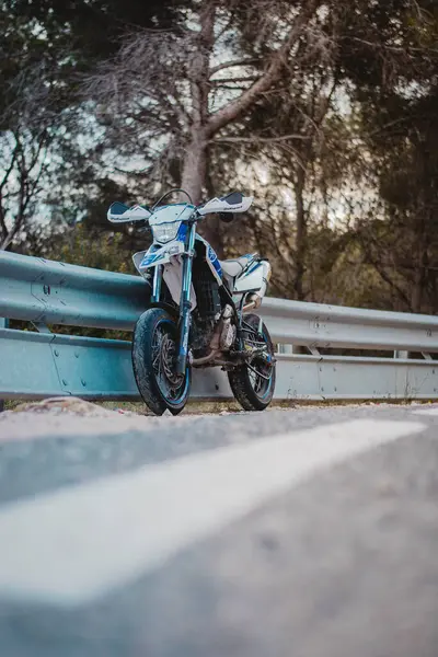 Sebuah Gambar Vertikal Dari Sepeda Motor Yang Bersandar Dinding Samping — Stok Foto
