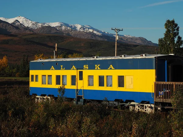 Alaska Demiryolu Nun Arka Planında Karlı Dağlar Var — Stok fotoğraf