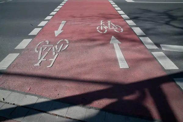 Sinal Trânsito Caminho Bicicleta Vermelha Sol Com Sombra — Fotografia de Stock