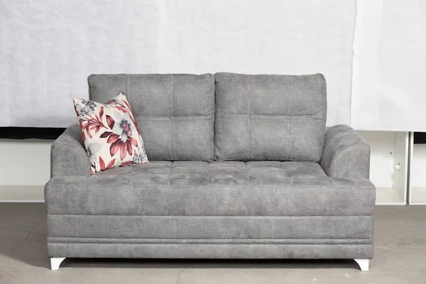 Sebuah Gambar Closeup Dari Abu Abu Sofa Modern Dengan Bantal — Stok Foto