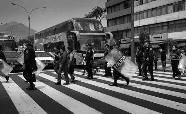 在秘鲁利马 警察穿过街道走向抗议的特写镜头 — 图库照片