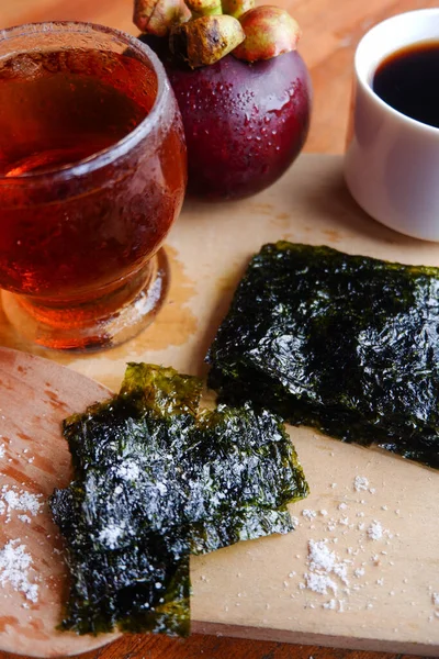 Primer Plano Algas Picadas Una Taza Café Con Mangostán Lado — Foto de Stock