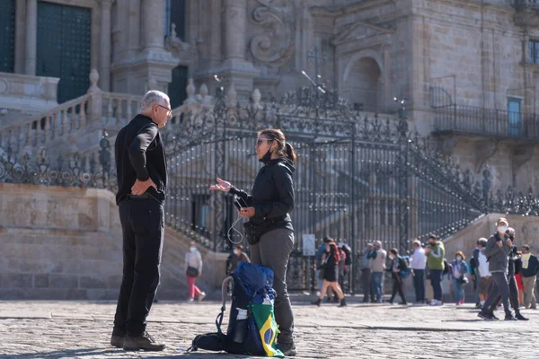 Ein Brasilianisches Pilgerpaar Auf Dem Obradoiro Platz Nach Beendigung Des — Stockfoto