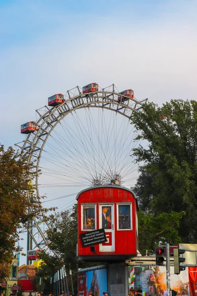 Eine Vertikale Aufnahme Des Roten Wiener Riesenrads Mit Roter Kabine — Stockfoto