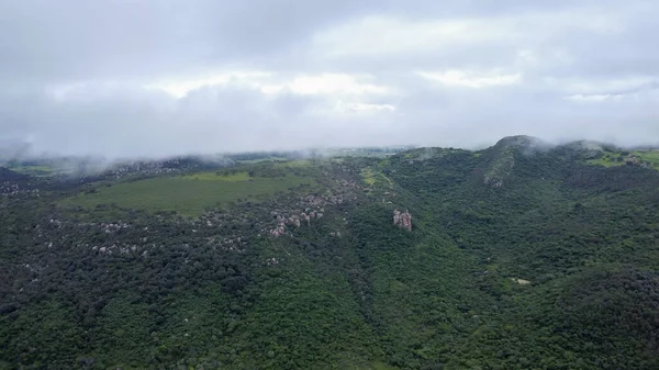 Uma Bela Paisagem Montanha Verde Dia Nublado — Fotografia de Stock