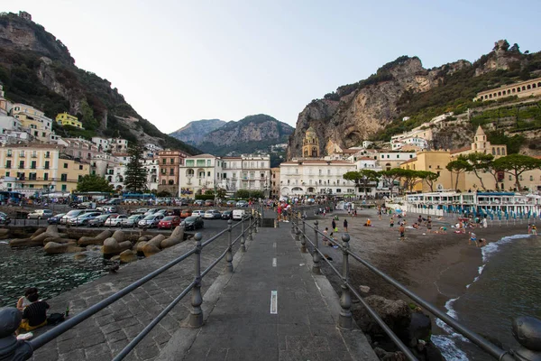 Una Hermosa Vista Costa Amalfi Con Gente Verano — Foto de Stock
