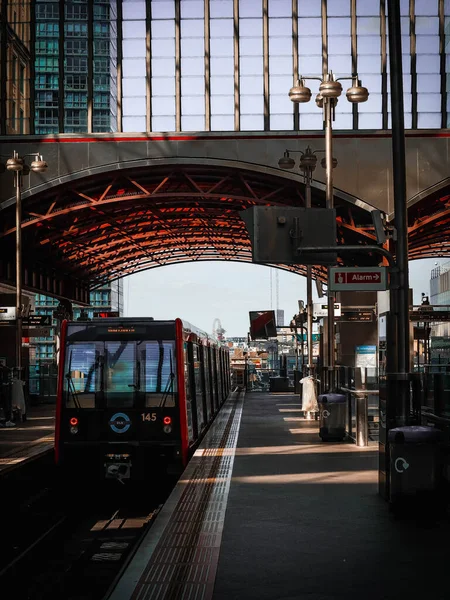 Colpo Verticale Del Treno Sotterraneo Alla Stazione East London — Foto Stock