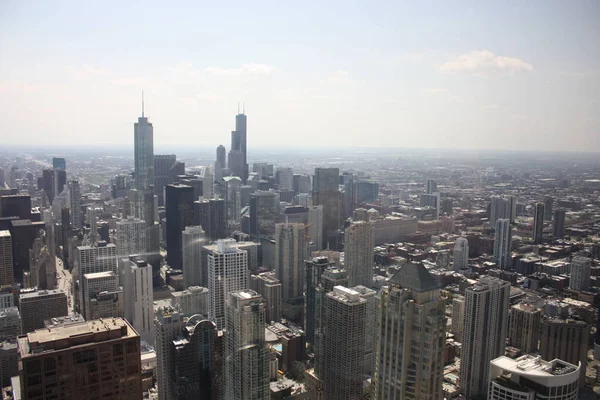 晴れた日にアメリカ シカゴの街並みを俯瞰する鳥 — ストック写真